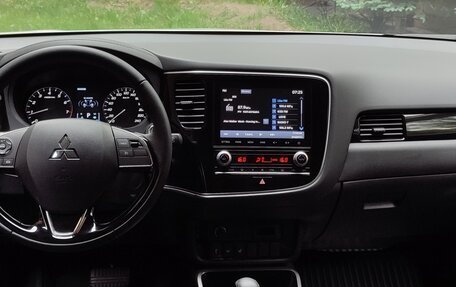 Mitsubishi Outlander III рестайлинг 3, 2022 год, 3 350 000 рублей, 6 фотография