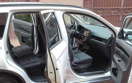 Mitsubishi Outlander III рестайлинг 3, 2022 год, 3 350 000 рублей, 13 фотография