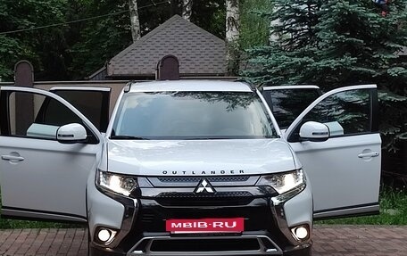 Mitsubishi Outlander III рестайлинг 3, 2022 год, 3 350 000 рублей, 21 фотография