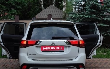 Mitsubishi Outlander III рестайлинг 3, 2022 год, 3 350 000 рублей, 25 фотография
