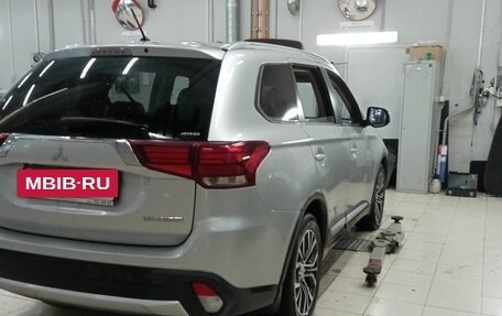 Mitsubishi Outlander III рестайлинг 3, 2016 год, 1 699 000 рублей, 3 фотография