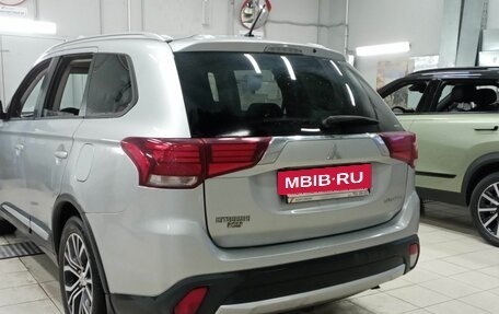 Mitsubishi Outlander III рестайлинг 3, 2016 год, 1 699 000 рублей, 4 фотография