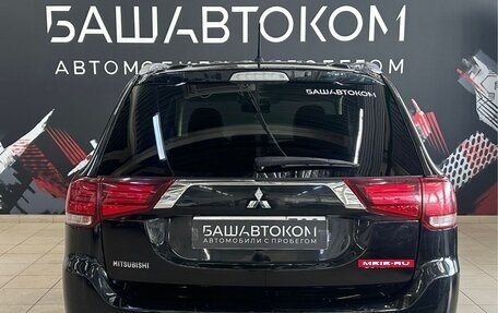 Mitsubishi Outlander III рестайлинг 3, 2016 год, 1 900 000 рублей, 6 фотография
