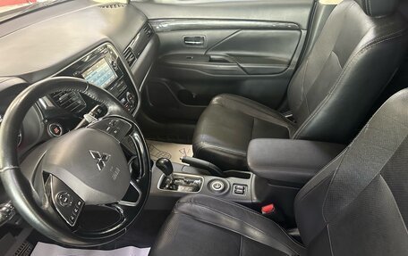 Mitsubishi Outlander III рестайлинг 3, 2016 год, 1 900 000 рублей, 10 фотография