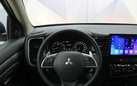 Mitsubishi Outlander III рестайлинг 3, 2014 год, 1 599 900 рублей, 13 фотография