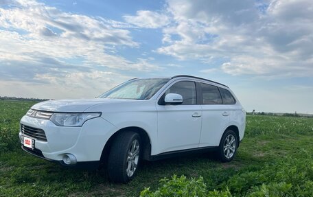 Mitsubishi Outlander III рестайлинг 3, 2013 год, 1 100 000 рублей, 2 фотография