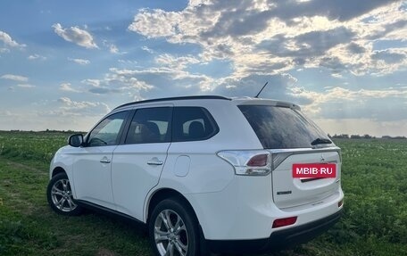 Mitsubishi Outlander III рестайлинг 3, 2013 год, 1 100 000 рублей, 5 фотография