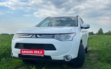 Mitsubishi Outlander III рестайлинг 3, 2013 год, 1 100 000 рублей, 3 фотография