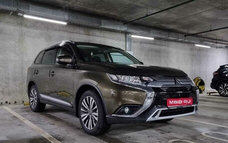 Mitsubishi Outlander III рестайлинг 3, 2021 год, 2 600 000 рублей, 1 фотография