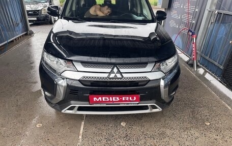 Mitsubishi Outlander III рестайлинг 3, 2021 год, 2 200 000 рублей, 1 фотография