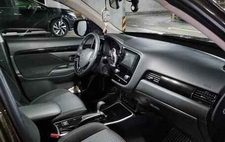 Mitsubishi Outlander III рестайлинг 3, 2021 год, 2 600 000 рублей, 4 фотография