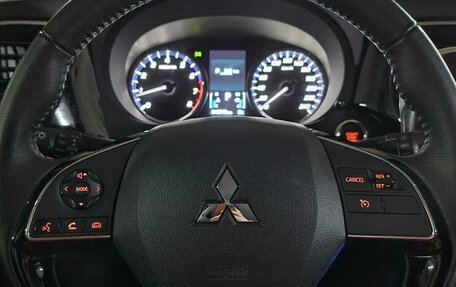 Mitsubishi Outlander III рестайлинг 3, 2021 год, 2 600 000 рублей, 5 фотография