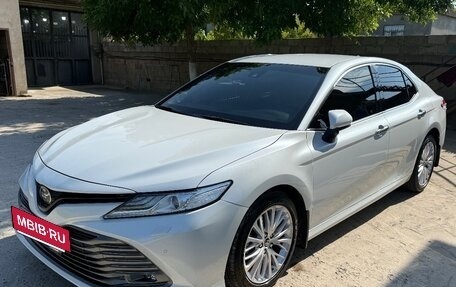 Toyota Camry, 2021 год, 3 270 000 рублей, 2 фотография