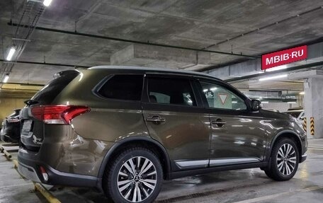 Mitsubishi Outlander III рестайлинг 3, 2021 год, 2 600 000 рублей, 2 фотография