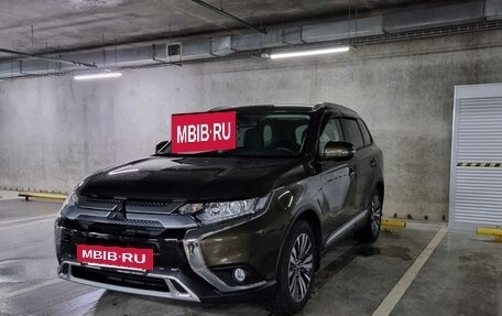 Mitsubishi Outlander III рестайлинг 3, 2021 год, 2 600 000 рублей, 3 фотография