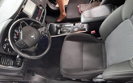 Mitsubishi Outlander III рестайлинг 3, 2021 год, 2 200 000 рублей, 10 фотография