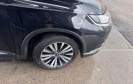 Mitsubishi Outlander III рестайлинг 3, 2021 год, 2 200 000 рублей, 5 фотография