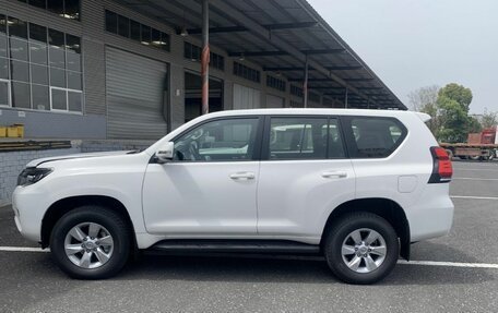 Toyota Land Cruiser Prado 150 рестайлинг 2, 2022 год, 7 200 000 рублей, 2 фотография