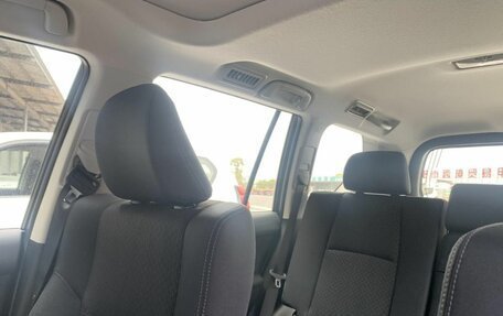 Toyota Land Cruiser Prado 150 рестайлинг 2, 2022 год, 7 200 000 рублей, 8 фотография