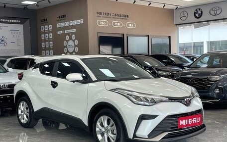 Toyota C-HR I рестайлинг, 2022 год, 2 000 100 рублей, 3 фотография