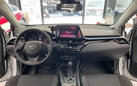 Toyota C-HR I рестайлинг, 2022 год, 2 000 100 рублей, 8 фотография