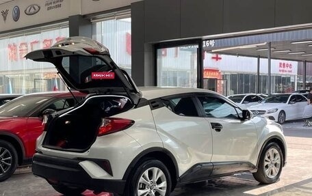 Toyota C-HR I рестайлинг, 2022 год, 2 000 100 рублей, 7 фотография