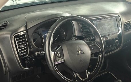 Mitsubishi Outlander III рестайлинг 3, 2018 год, 1 485 000 рублей, 12 фотография