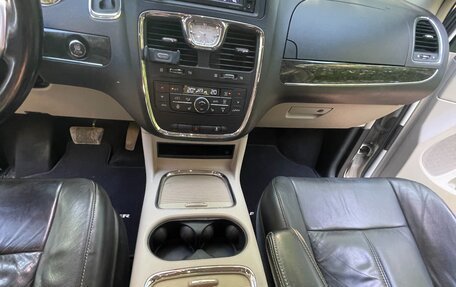 Chrysler Voyager IV, 2014 год, 2 400 000 рублей, 13 фотография