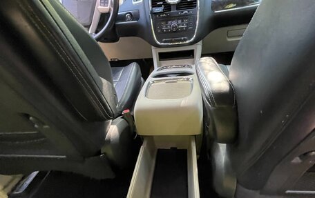 Chrysler Voyager IV, 2014 год, 2 400 000 рублей, 14 фотография