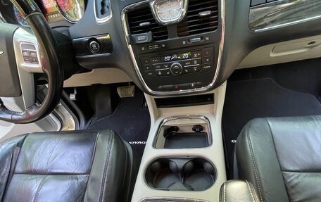 Chrysler Voyager IV, 2014 год, 2 400 000 рублей, 12 фотография