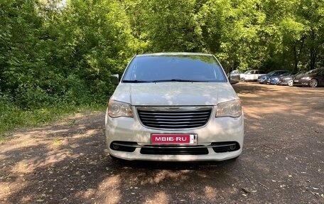 Chrysler Voyager IV, 2014 год, 2 400 000 рублей, 2 фотография