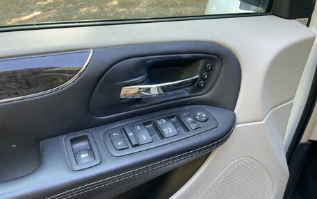 Chrysler Voyager IV, 2014 год, 2 400 000 рублей, 16 фотография