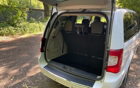 Chrysler Voyager IV, 2014 год, 2 400 000 рублей, 21 фотография