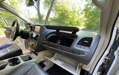 Chrysler Voyager IV, 2014 год, 2 400 000 рублей, 31 фотография