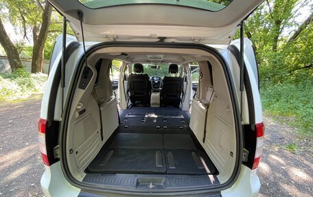 Chrysler Voyager IV, 2014 год, 2 400 000 рублей, 34 фотография