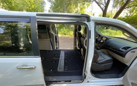 Chrysler Voyager IV, 2014 год, 2 400 000 рублей, 36 фотография
