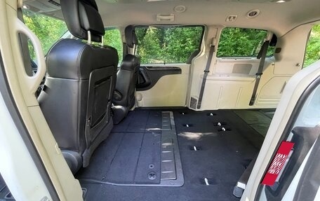 Chrysler Voyager IV, 2014 год, 2 400 000 рублей, 37 фотография