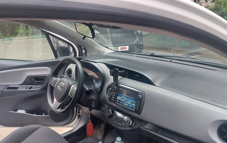 Toyota Yaris III рестайлинг, 2017 год, 1 700 000 рублей, 3 фотография
