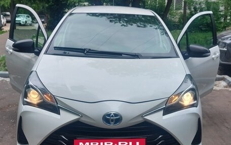Toyota Yaris III рестайлинг, 2017 год, 1 700 000 рублей, 2 фотография