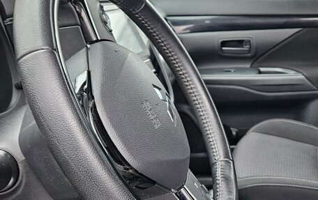 Mitsubishi Outlander III рестайлинг 3, 2019 год, 1 900 000 рублей, 16 фотография