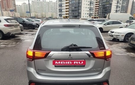 Mitsubishi Outlander III рестайлинг 3, 2019 год, 1 900 000 рублей, 5 фотография