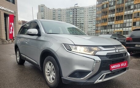 Mitsubishi Outlander III рестайлинг 3, 2019 год, 1 900 000 рублей, 2 фотография