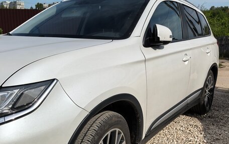 Mitsubishi Outlander III рестайлинг 3, 2017 год, 1 750 000 рублей, 7 фотография