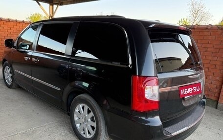 Chrysler Voyager IV, 2014 год, 1 800 000 рублей, 2 фотография