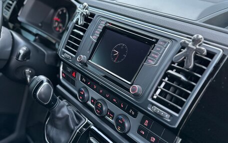 Volkswagen Multivan T6 рестайлинг, 2018 год, 5 200 000 рублей, 24 фотография