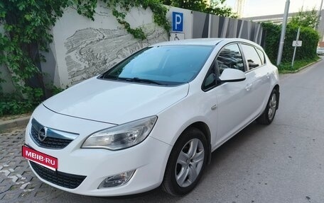 Opel Astra J, 2011 год, 620 000 рублей, 1 фотография