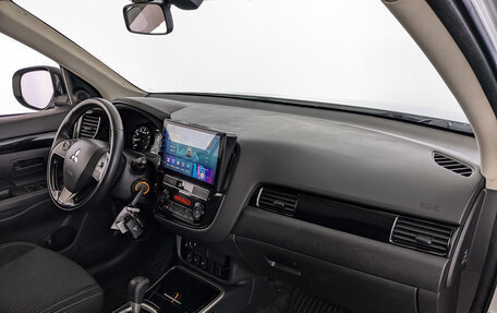 Mitsubishi Outlander III рестайлинг 3, 2019 год, 1 950 000 рублей, 13 фотография