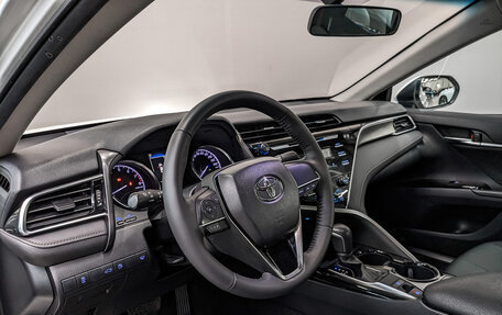 Toyota Camry, 2018 год, 2 390 000 рублей, 15 фотография
