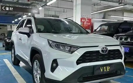 Toyota RAV4, 2022 год, 2 350 000 рублей, 4 фотография