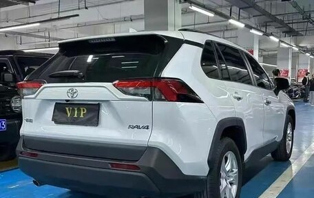 Toyota RAV4, 2022 год, 2 350 000 рублей, 9 фотография